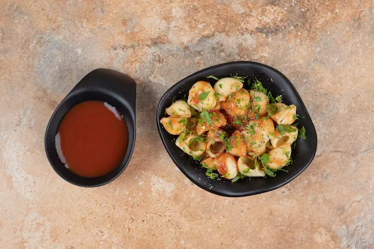 pasta-with-parsley-sauce-orange-background-with-ketchup