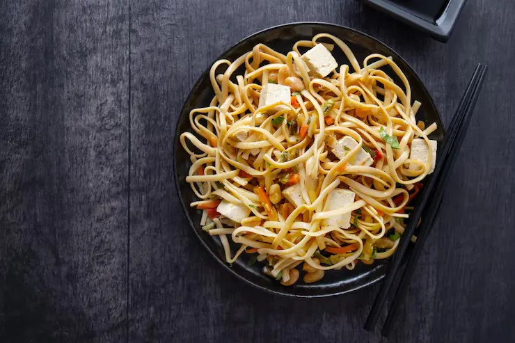 vegan-noodles-with-tofu-vegetables
